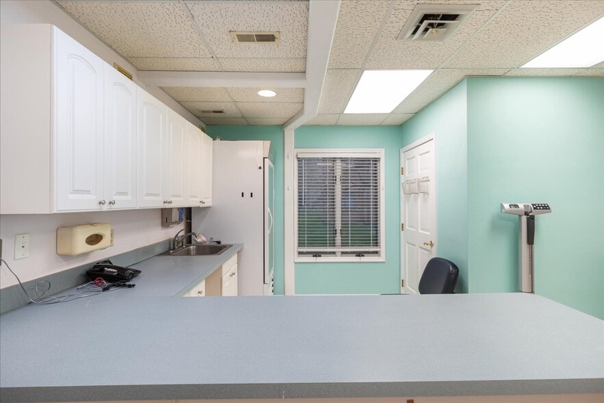 More Photos Of 10623 Crestwood Dr, Manassas Office For Sale