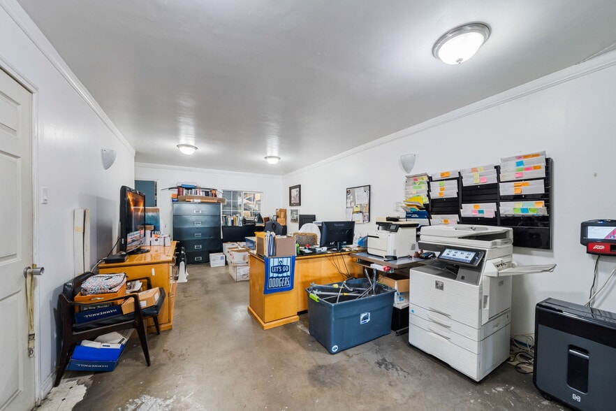 More Photos Of 3443 W 43rd St, Los Angeles Auto Repair For Lease
