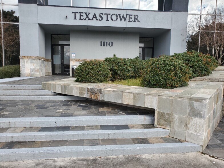 More Photos Of 1110 N Loop 336 W, Conroe Office For Lease