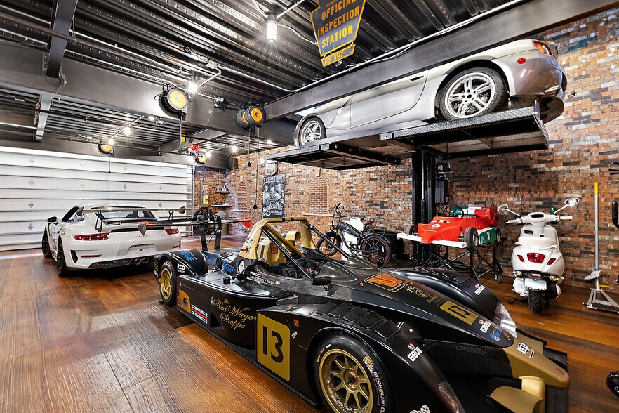 More Photos Of 148 Pit Ln, Pontiac Parking Garage For Sale