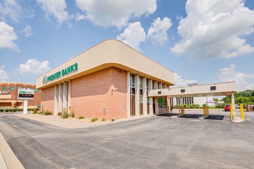 More Photos Of 500 W 98th St, Bloomington Bank For Lease