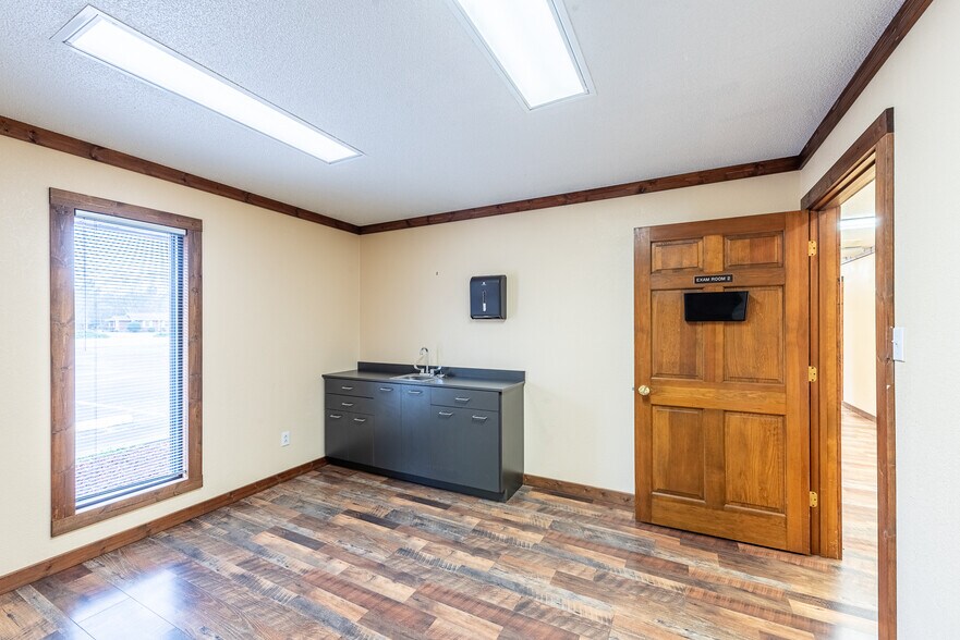 More Photos Of 706 W Barnard St, Glennville Medical For Sale