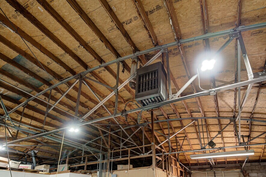 More Photos Of 515 Kings of Leon Ln, Oklahoma City Manufacturing For Sale