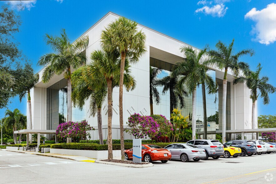 More Photos Of 2000 Glades Rd, Boca Raton Office For Lease