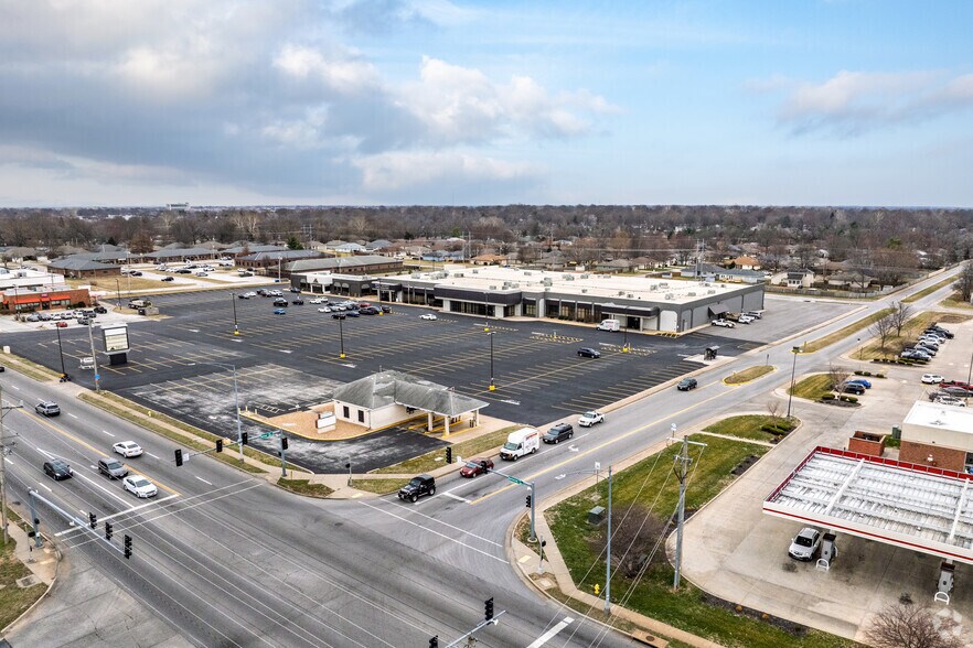 More Photos Of 1550-1570 W Battlefield St, Springfield Freestanding For Lease