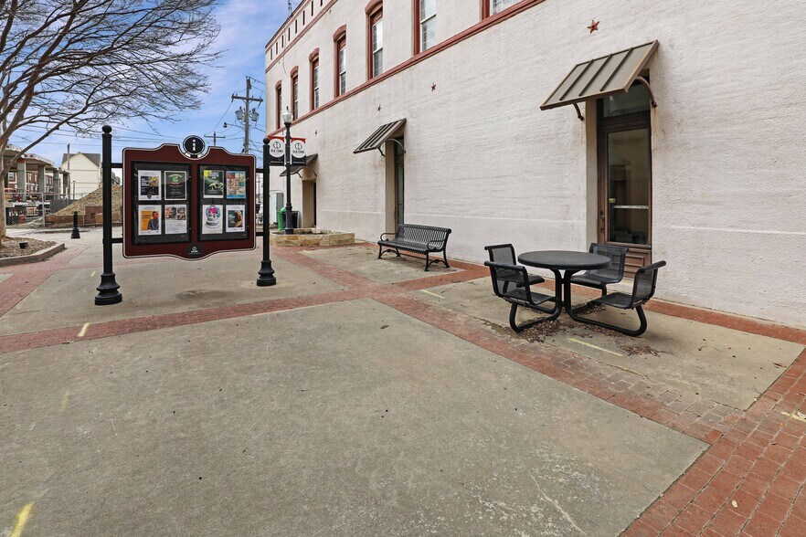 More Photos Of 150 W Main St, Lewisville Bar For Lease