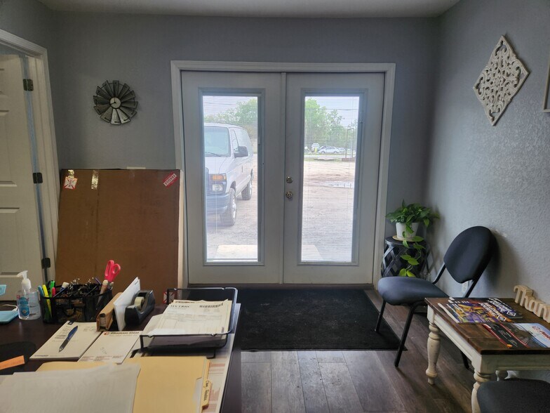 More Photos Of 1563 W Cherry St, Jesup Office For Sale