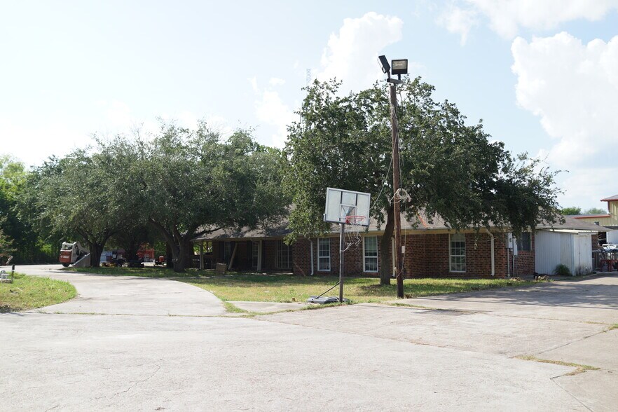 More Photos Of 2701 Charles Ln, Sugar Land Warehouse For Lease