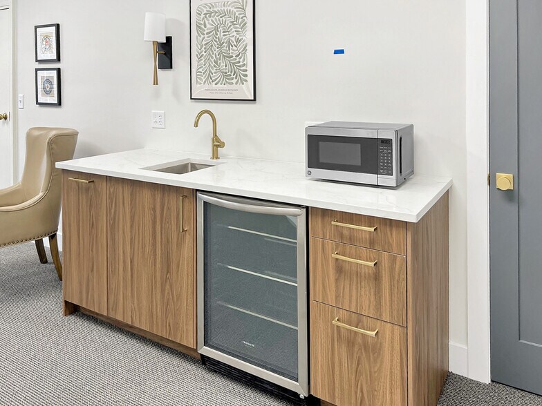 More Photos Of 610 W Roosevelt Rd, Wheaton Medical For Lease