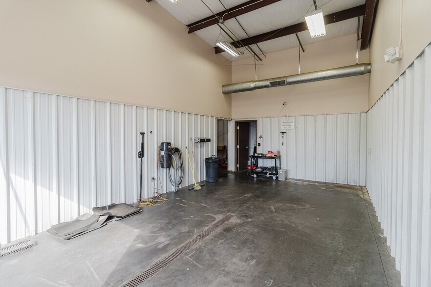 More Photos Of 3101 S Broadway St, Wichita Freestanding For Sale