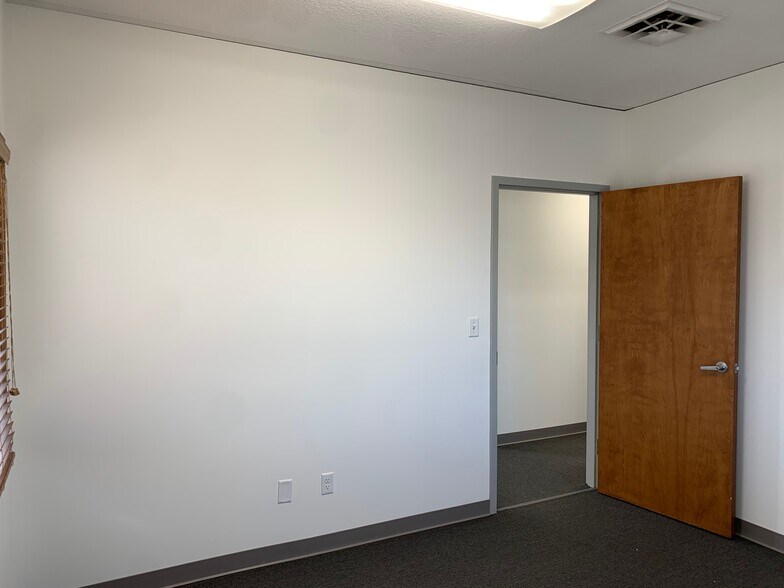 More Photos Of 1014 Ekstam Dr, Bloomington Office For Lease