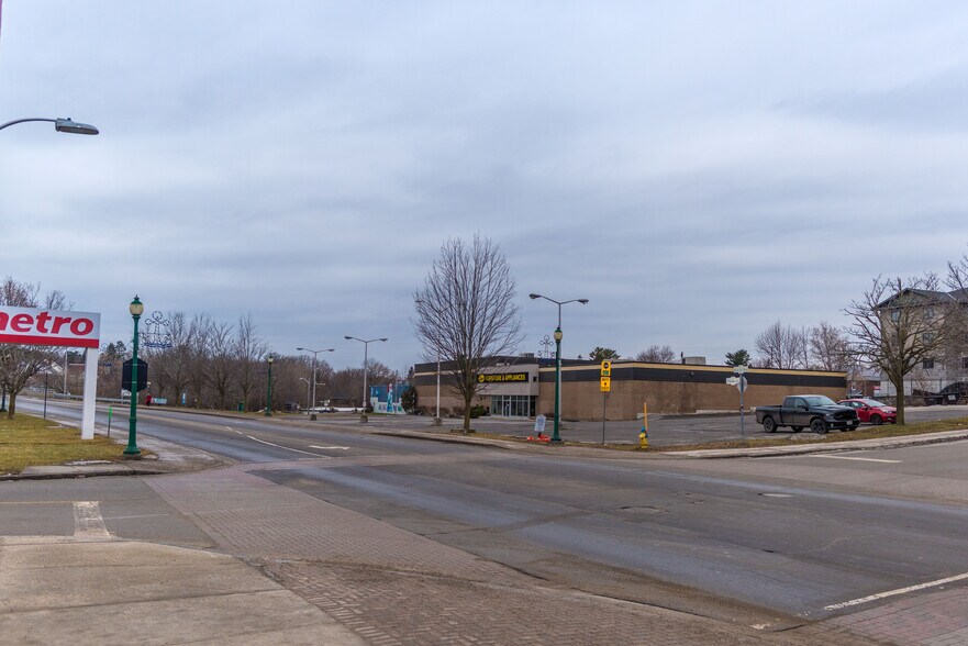 More Photos Of 260 King St W, Brockville Freestanding For Lease