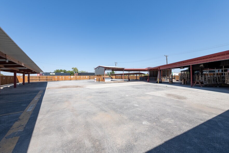 More Photos Of 1402 Old Iowa Park, Wichita Falls Specialty For Lease