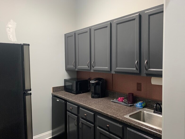 More Photos Of 1825 Lockeway Dr, Alpharetta Office For Sale