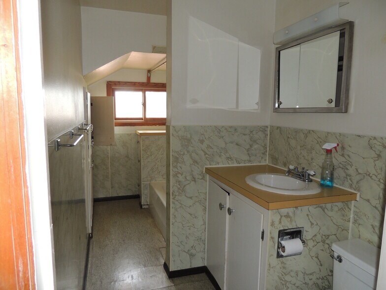 More Photos Of 726 Valley Rd, Menasha Bar For Sale