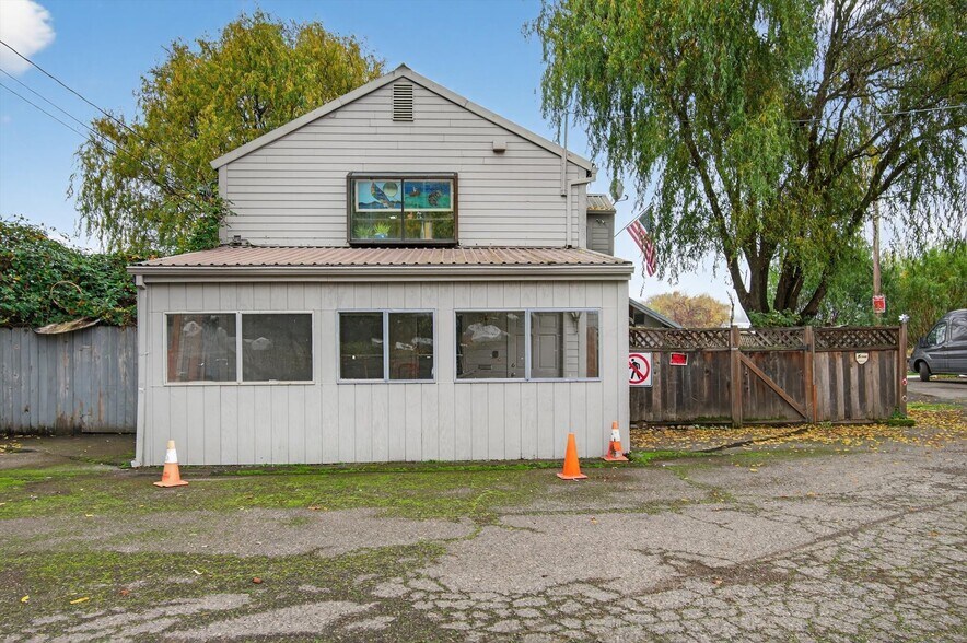 More Photos Of 50316 Columbia River Hwy, Scappoose Restaurant For Sale