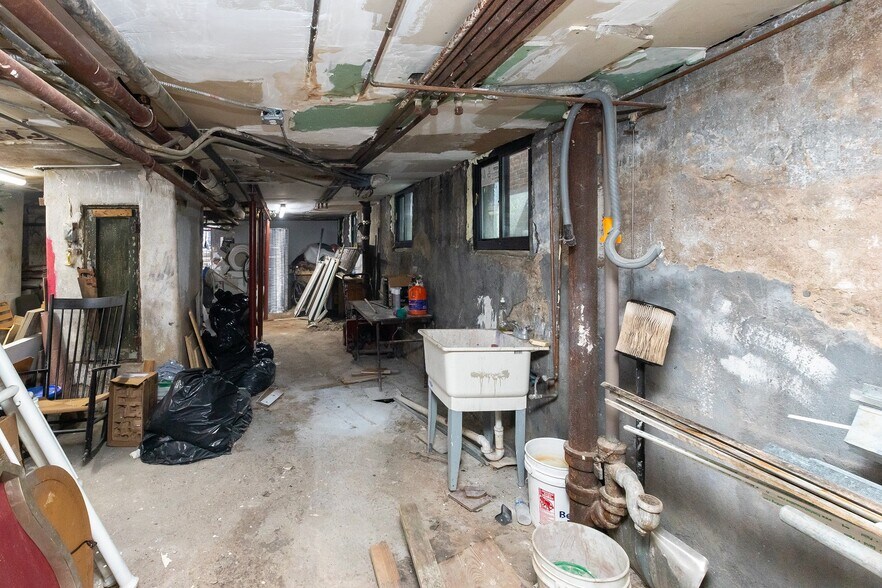 More Photos Of 3545 Crescent St, Astoria Apartments For Sale