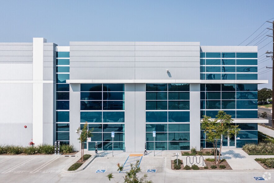 More Photos Of 2872 E La Palma Ave, Anaheim Distribution For Lease