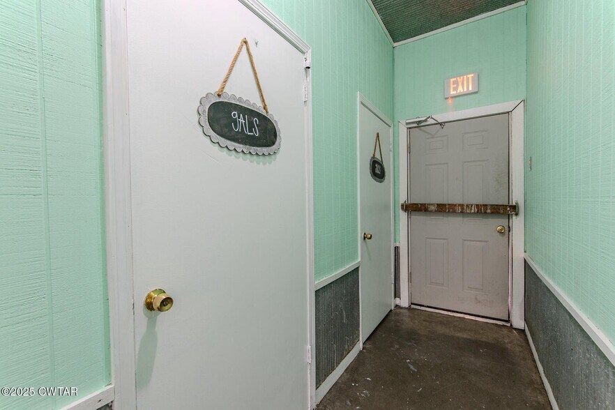 More Photos Of 225 N Front St, Halls General Retail For Sale