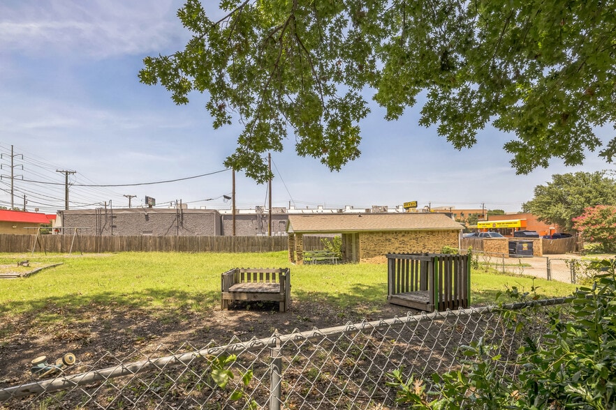 More Photos Of 2418 College Ave, Garland Daycare Center For Lease