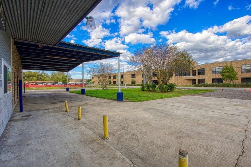 More Photos Of 11815 Misty Dr, Houston Light Manufacturing For Sale