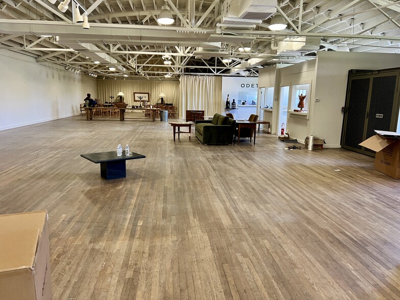 More Photos Of 100 N Centennial Dr, High Point Showroom For Sale