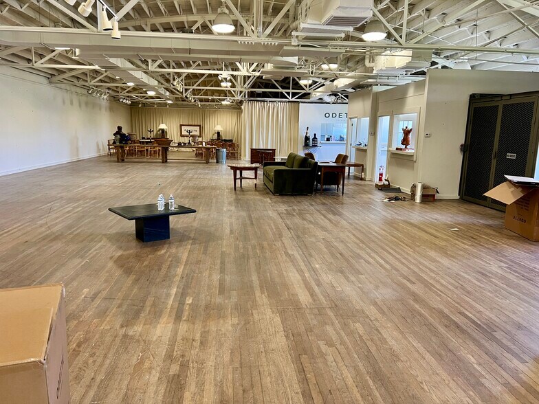 More Photos Of 100 N Centennial Dr, High Point Showroom For Lease