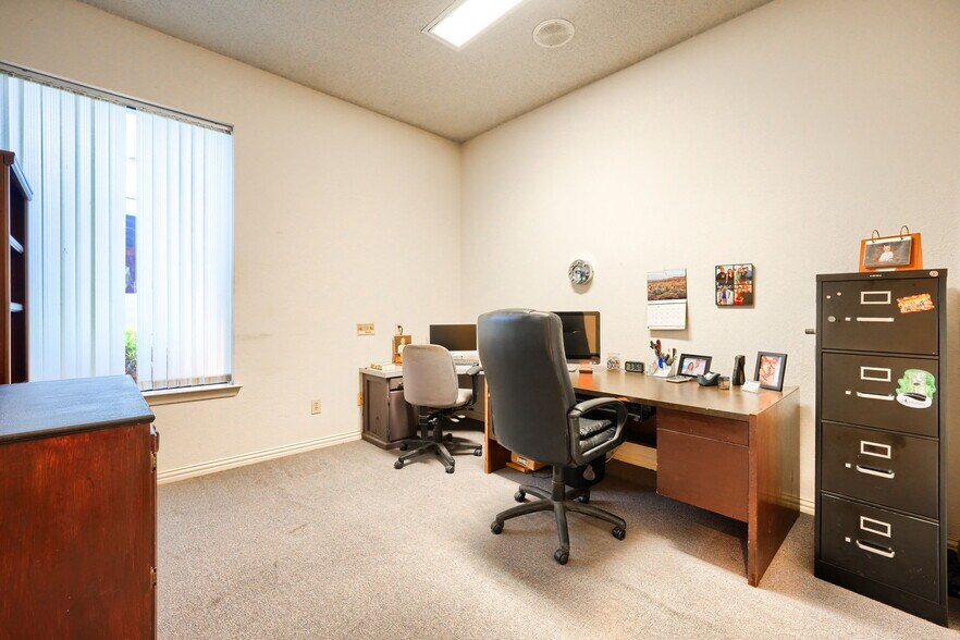 More Photos Of 6812 Avenue K, Plano Flex For Lease