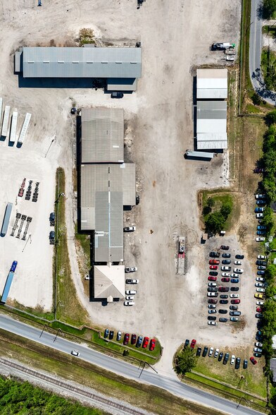 More Photos Of 11900 Hirsch Rd, Houston Warehouse For Lease