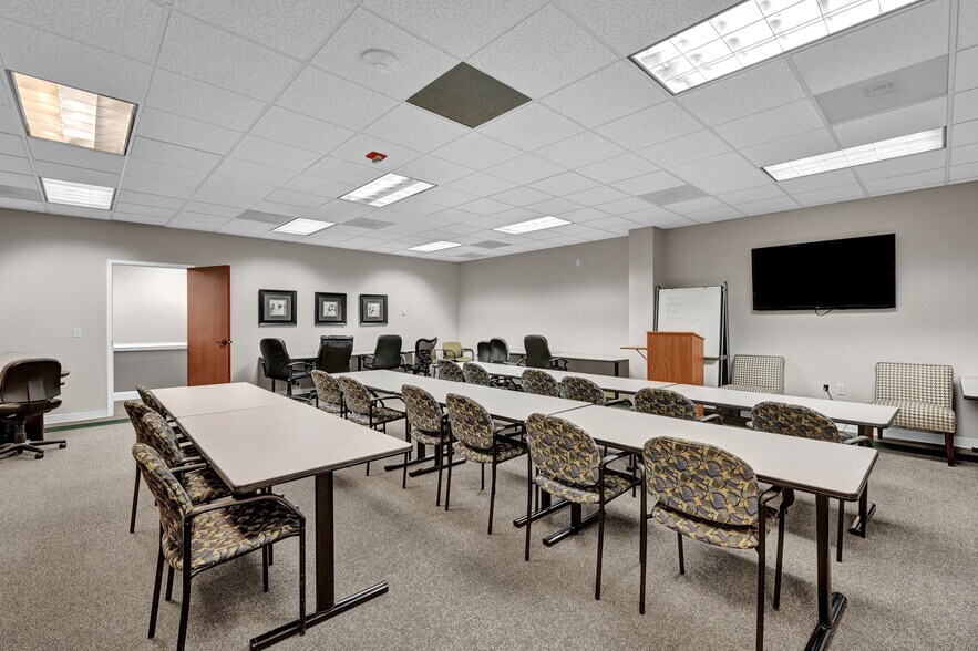 More Photos Of 204 Muirs Chapel Rd, Greensboro Office For Lease