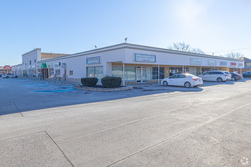 Primary Photo Of 905-921 W 55th St, Countryside Freestanding For Sale