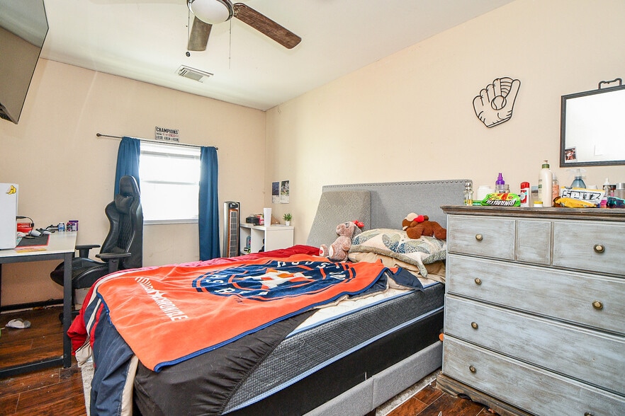 More Photos Of 2206 Hartwick Rd, Houston Contractor Storage Yard For Sale