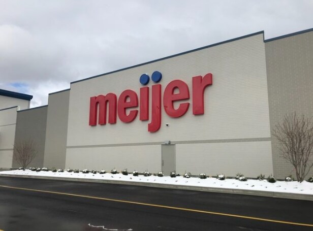 Primary Photo Of 7701 Broadview Rd, Seven Hills Supermarket For Lease