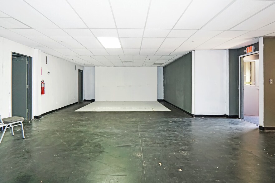 More Photos Of 1560 Commercial Ct, Jonesboro Office For Sale