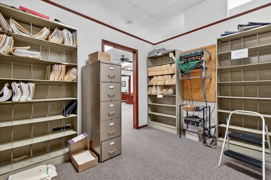 More Photos Of 111 SE Frank Phillips Blvd, Bartlesville Office For Sale