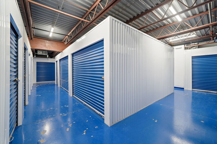 More Photos Of 403-409 Rue Saint-Roch, Montréal Warehouse For Lease