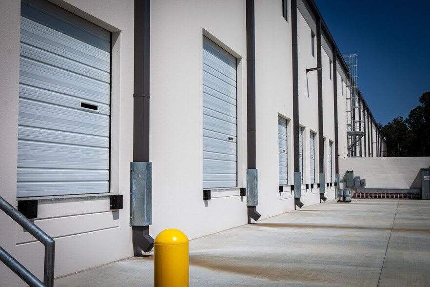 More Photos Of 5720 Trade Dr, Alpharetta Warehouse For Lease