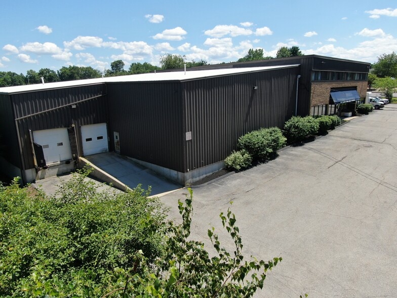 More Photos Of 950 Chestnut St, Franklin Showroom For Sale