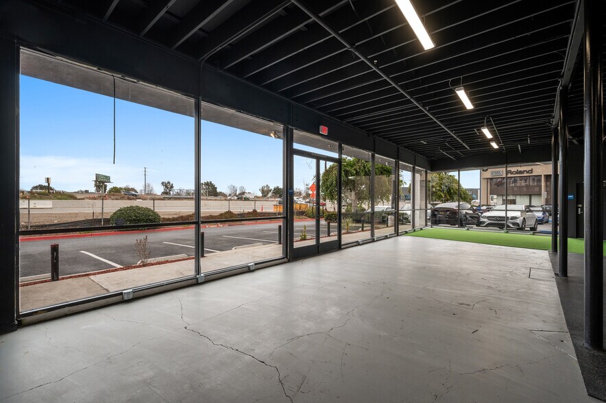 More Photos Of 800 E Dyer Rd, Santa Ana Showroom For Sale
