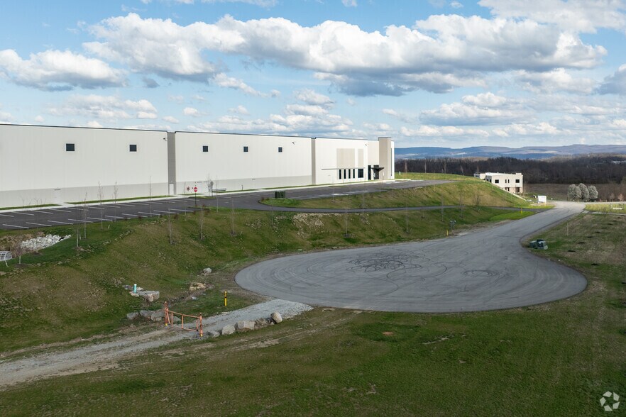 More Photos Of 744 Excel Dr, Hunker Warehouse For Lease