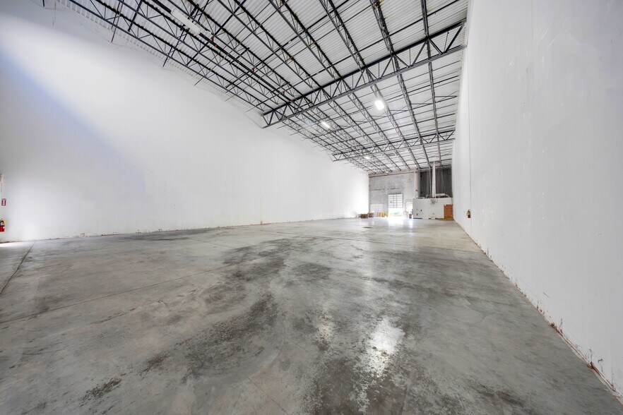 More Photos Of 14001 NW 112th Ave, Hialeah Gardens Warehouse For Lease