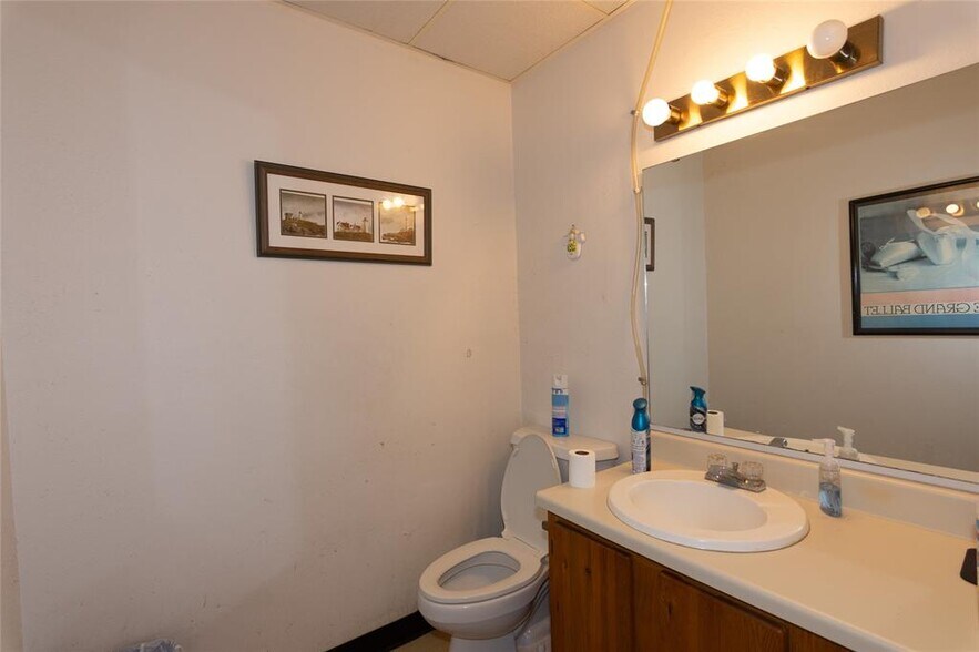 More Photos Of 4909 Commercial Park Dr, Austin Flex For Sale