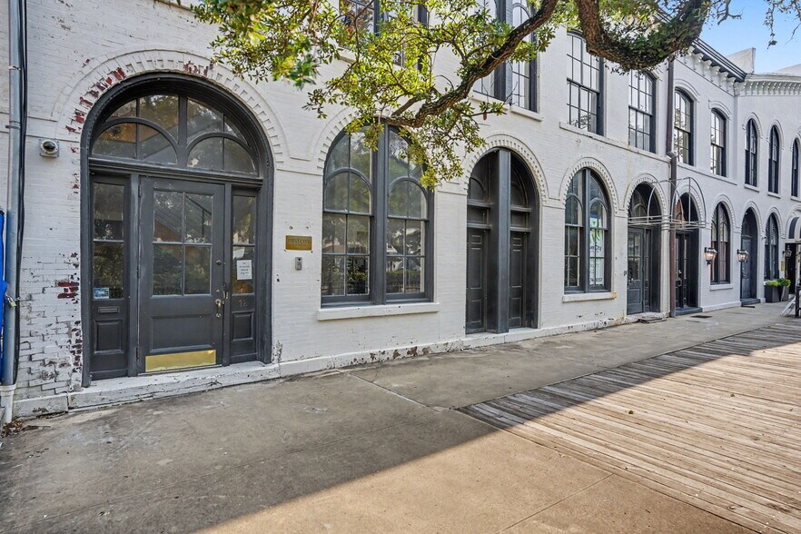 More Photos Of 12 E Bay St, Savannah Storefront Retail Office For Lease