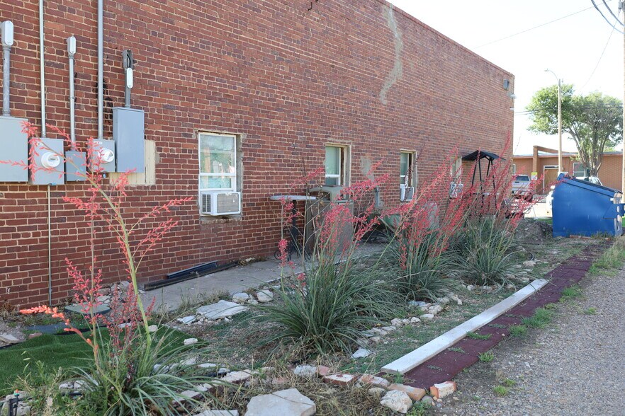 More Photos Of 98 Broadway Ave, Groom Office For Sale