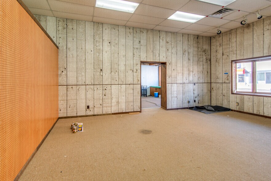 More Photos Of 128-130 N Mill St, Saint Louis General Retail For Sale