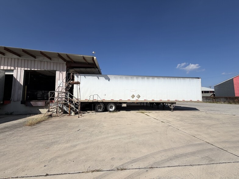More Photos Of 2026 W Malone Ave, San Antonio Warehouse For Sale