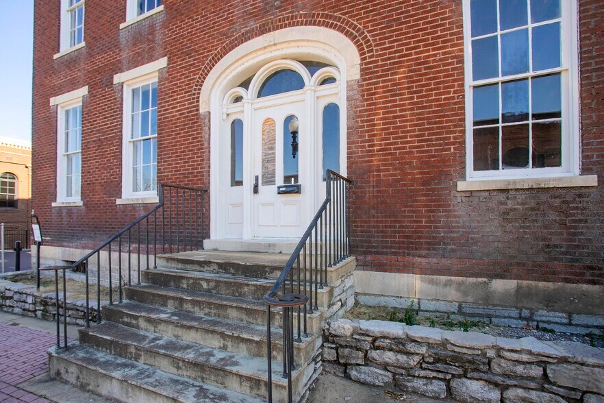 More Photos Of 706 N Main St, Columbia Office Residential For Sale