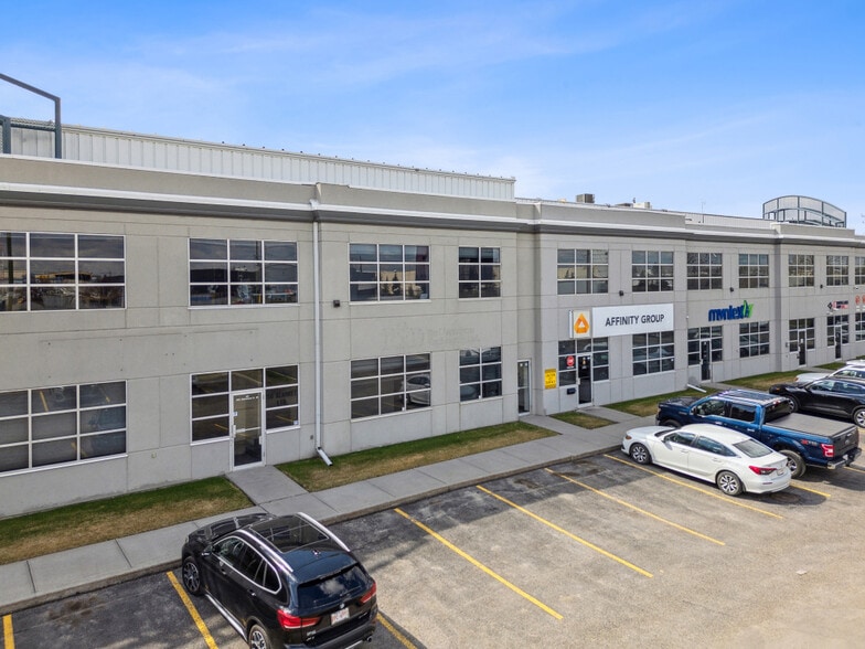 More Photos Of 4511 Glenmore Trl SE, Calgary Showroom For Sale