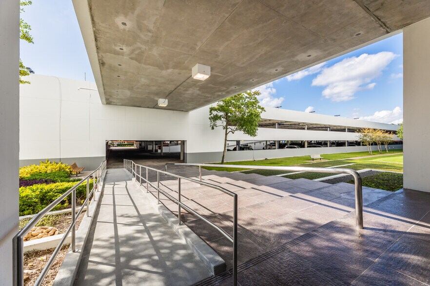 More Photos Of 6500 West Loop South, Bellaire Medical For Lease