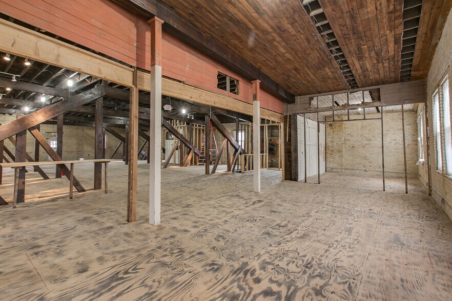 More Photos Of 444 Wacouta St, Saint Paul Showroom For Sale